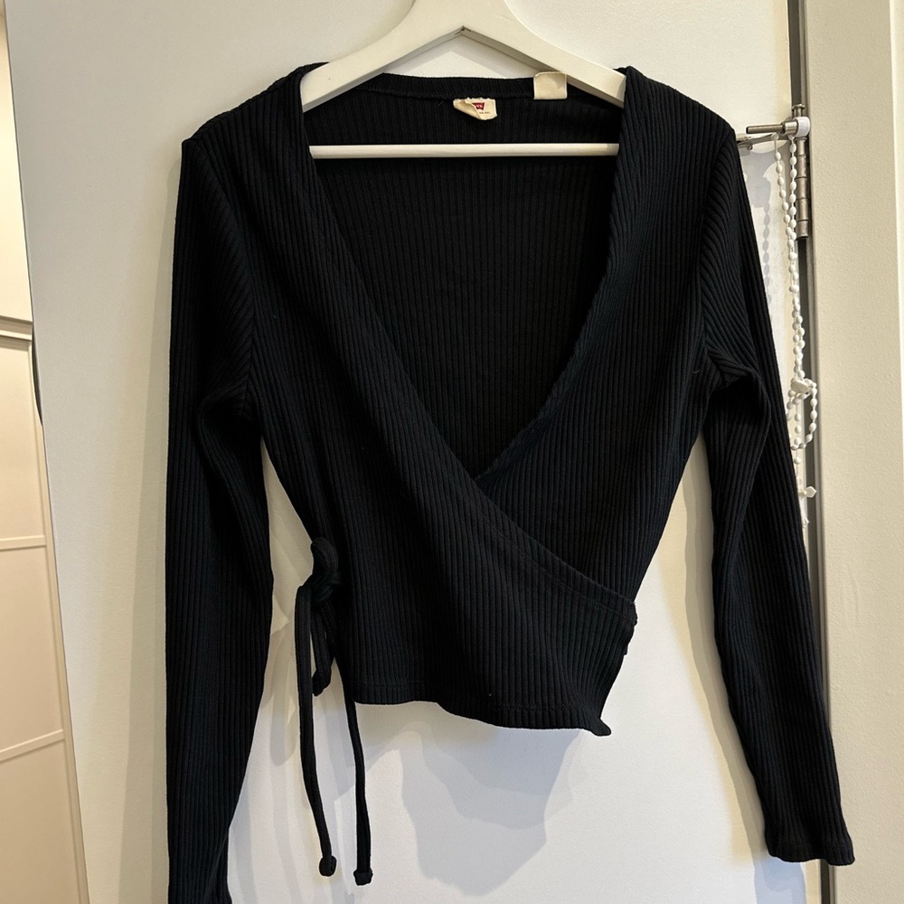 Levi's Black Ribbed Top Size Medium‎ - Picture 3 of 5